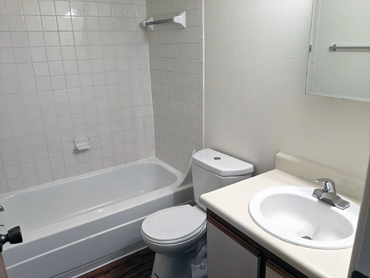 Whispering Timbers apartments bathroom